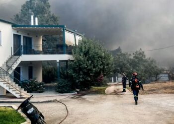 Συναγερμός στη Δυτική Αχαΐα: Εκκενώσεις λόγω φωτιάς, ένας τραυματίας