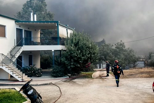 Συναγερμός στη Δυτική Αχαΐα: Εκκενώσεις λόγω φωτιάς, ένας τραυματίας