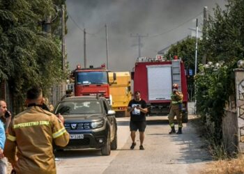 Συναγερμός στη Δυτική Αχαΐα: Εκκενώσεις λόγω φωτιάς, ένας τραυματίας