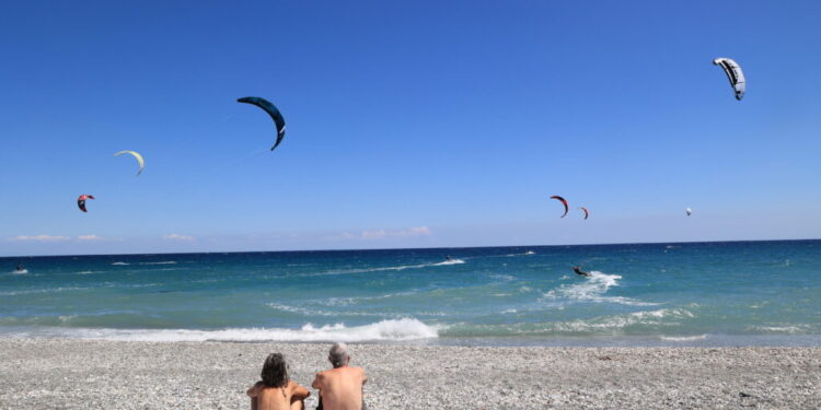 Μελτέμι, ηλιοφάνια και κανονικές θερμοκρασίες όλη την εβδομάδα
