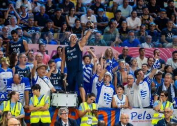 Ο αθλητισμός ενώνει: Το «Forza Polonara» της γαλανόλευκης εξέδρας και η ελληνική απάντηση του Πολονάρα