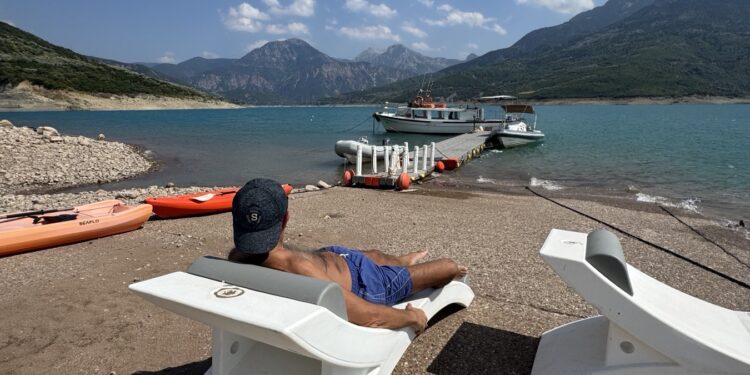 Μύκονος; Μπαλί; Όχι… Παλαιοχώρι Ευρυτανίας!