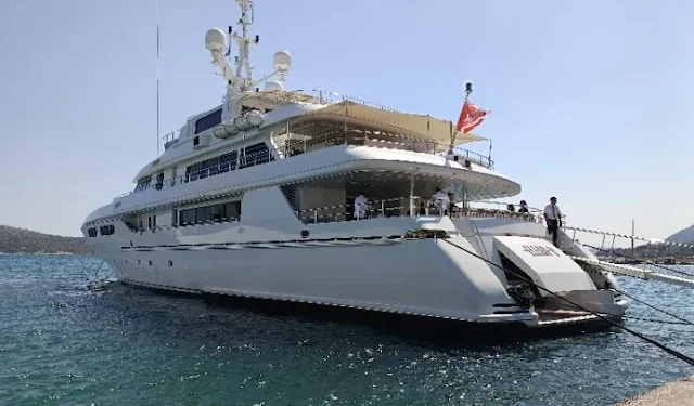 Η θαλαμηγός του εφοπλιστή Βενιαμη στον Αστακό