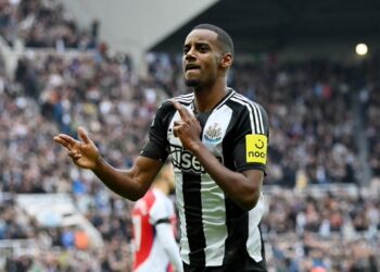 Δεν κάνει βήμα πίσω ο Ίσακ – Η Λίβερπουλ περιμένει στη γωνία