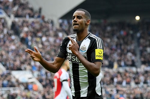 Δεν κάνει βήμα πίσω ο Ίσακ – Η Λίβερπουλ περιμένει στη γωνία