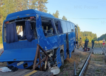 Ρωσία: Ένας νεκρός και 11 τραυματίες από σύγκρουση λεωφορείου με τρένο στην Αγία Πετρούπολη