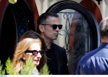 Συντετριμμένος ο Ντέμης στην κηδεία της Αλεξάνδρας