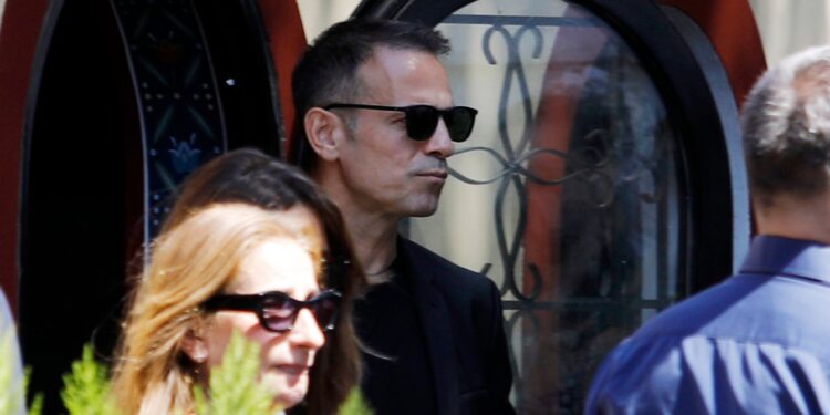 Συντετριμμένος ο Ντέμης στην κηδεία της Αλεξάνδρας