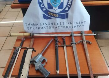 Ασπρόπυργος: 25χρονη συνελήφθη για παράνομη κατοχή όπλων – Σπαθιά, πιστόλια και ξιφίδια στο σπίτι της