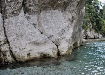 Πτώσεις βράχων στο φαράγγι του Αχέροντα -Πληροφορίες για τραυματίες