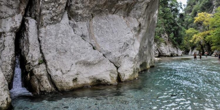 Πτώσεις βράχων στο φαράγγι του Αχέροντα -Πληροφορίες για τραυματίες