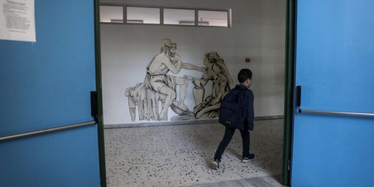 Μειώνονται ανησυχητικά οι μαθητές στα σχολεία!