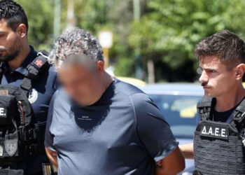 Κάθε φορά που έχανε στον τζόγο έβαζε και από μία φωτιά