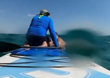 Θεσσαλονίκη: SUP-ερ διάσωση πατέρα και δύο παιδιών από τα κύματα