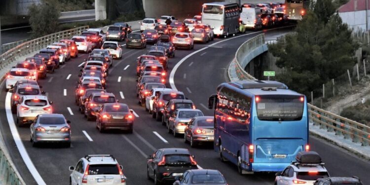 Eπιστροφή για τους αδειούχους του Αυγούστου. Επιπλέον μέτρα