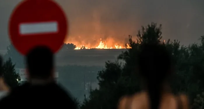 Σε πύρινο κλοιό η χώρα – Δύο νέα μέτωπα σε Μέγαρα και Κεφαλονιά τα ξημερώματα – Μπαράζ μηνυμάτων από το 112