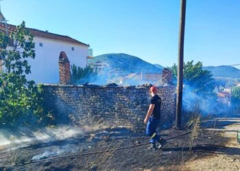 Κινητοποίηση στο Θέρμο για πυρκαγιά δίπλα σε κατοικίες