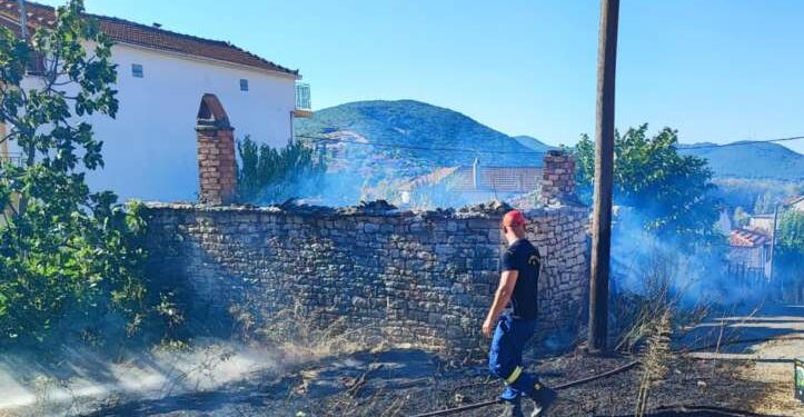 Κινητοποίηση στο Θέρμο για πυρκαγιά δίπλα σε κατοικίες