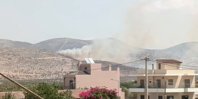 Μέγαρα: Φωτιά σε παλιά χωματερή – Μάχη από αέρος με τις φλόγες