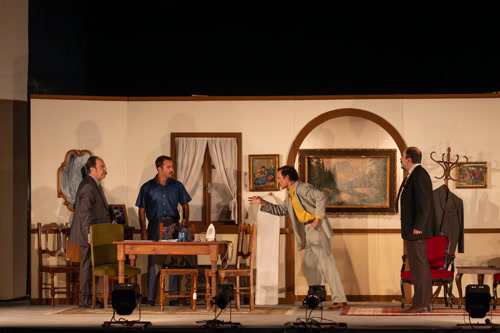 Κλείνει η αυλαία της Θερινής Σκηνής στο Δημοτικό Κηποθέατρο Αγρινίου με το έργο “Δάφνες και πικροδάφνες”στις 24 Αυγούστου 21:15!