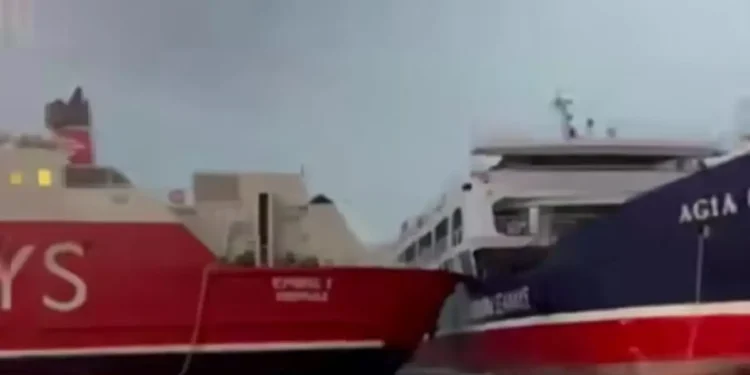 Ηγουμενίτσα: Έσπασαν οι κάβοι και συγκρούστηκαν δυο πλοία στο λιμάνι