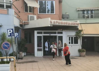 Αισιοδοξία για τη 14χρονη που σώθηκε από πνιγμό και νοσηλεύεται στο Καραμανδάνειο.
