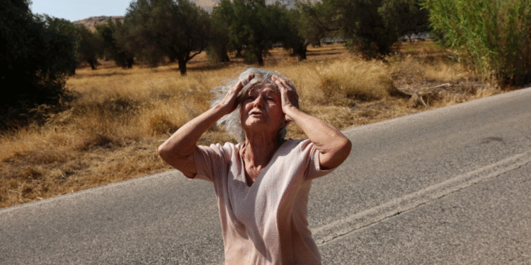 Κερατέα: Η φωτιά καταπίνει τα πάντα – Η απόγνωση σε μία φωτογραφία