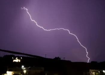 Πάνω από 20000 κεραυνοί έπεσαν το Σάββατο