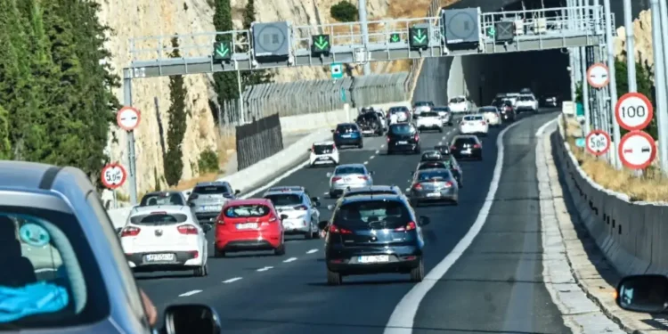 Κίνηση στους δρόμους: Καθυστερήσεις στην Εθνική Οδό Αθηνών – Κορίνθου και στην Αττική Οδό