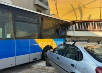 Παπάγου: Σαν βόμβα η πρόσκρουση λεωφορείου σε πολυκατοικία