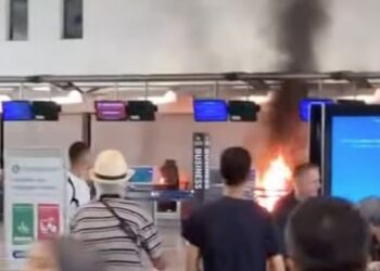 Χάος στο αεροδρόμιο του Μιλάνο: Άνδρας έβαλε φωτιά και προκάλεσε πανικό με σφυρί – Οι επιβάτες έτρεχαν βγάζοντας ουρλιαχτά!