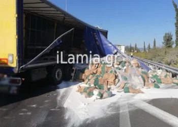 Τροχαίο με νταλίκες στην Αθηνών – Λαμίας: Κλειστό ρεύμα από αλεύρι στην εθνική