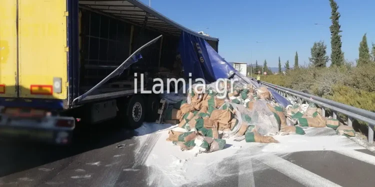 Τροχαίο με νταλίκες στην Αθηνών – Λαμίας: Κλειστό ρεύμα από αλεύρι στην εθνική