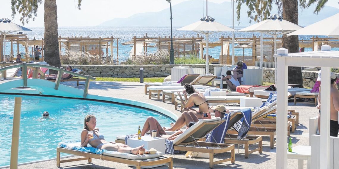 Φάκελος Τουρισμός: Σε πτώση οι διανυκτερεύσεις, αλλά πάνω τα έσοδα – Μεγάλος χαμένος η εστίαση