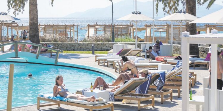 Φάκελος Τουρισμός: Σε πτώση οι διανυκτερεύσεις, αλλά πάνω τα έσοδα – Μεγάλος χαμένος η εστίαση