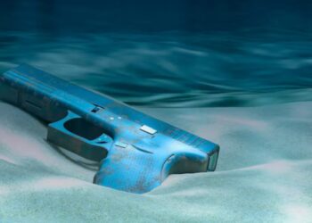 Αχαΐα: Πήγε για μπάνιο και βρήκε όπλο