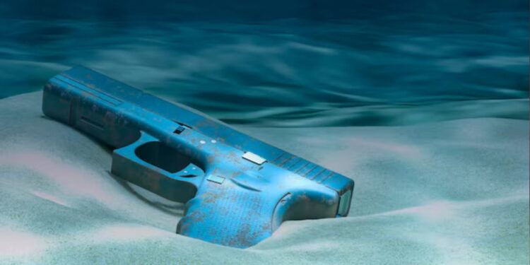 Αχαΐα: Πήγε για μπάνιο και βρήκε όπλο