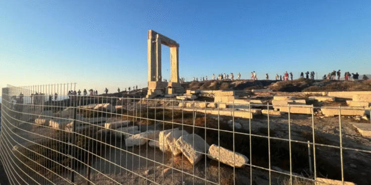 Νάξος: Συλλήψεις για τοποθέτηση συρματοπλέγματος στην Πορτάρα έπειτα από καταγγελία Δημάρχου