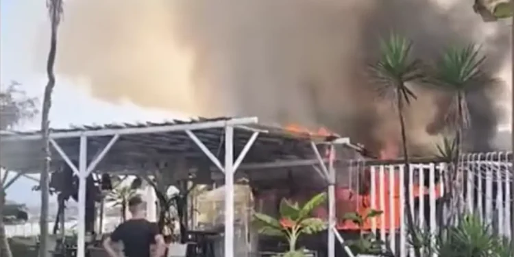 Πρέβεζα: κάηκε ολοκληρωτικά γνωστό beach bar