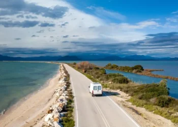 Κορωνησία: Το πιο μαγευτικό road trip στην Ελλάδα ανάμεσα σε λιμνοθάλασσες και φλαμίνγκο