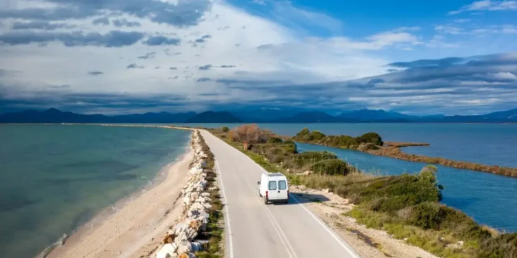 Κορωνησία: Το πιο μαγευτικό road trip στην Ελλάδα ανάμεσα σε λιμνοθάλασσες και φλαμίνγκο