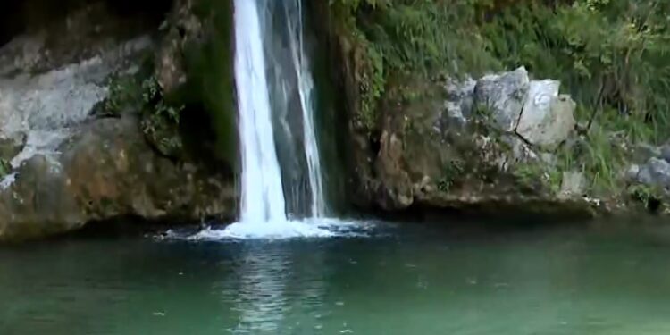 «Μαγεύουν» οι καταρράκτες της Αγίας Κόρης στον Όλυμπο