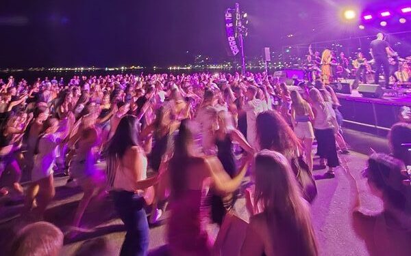 Πλήθος κόσμου στην καλοκαιρινή συναυλία του Δήμου Αμφιλοχίας με τη Μελίνα Ασλανίδου και τη Δημοτική Φιλαρμονική