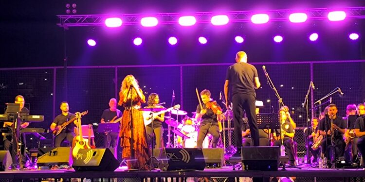 Πλήθος κόσμου στην καλοκαιρινή συναυλία του Δήμου Αμφιλοχίας με τη Μελίνα Ασλανίδου και τη Δημοτική Φιλαρμονική