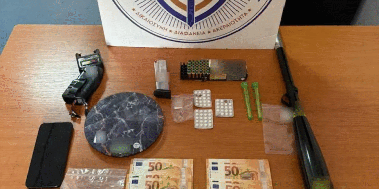 Έφοδος στο σπίτι του αστυνομικού TikToker – Βρέθηκαν κοκαΐνη, αναβολικά και ρόπαλο