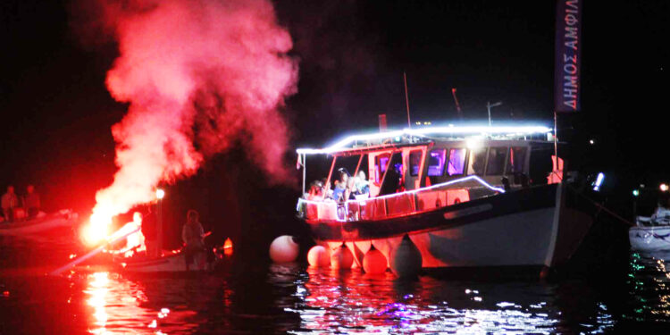 Εντυπωσίασε το παραδοσιακό δρώμενο της Βαρκαρόλας – Η Αμφιλοχία πλημμύρισε με μελωδίες και χρώματα