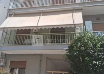 Άλλη μια γυναικοκτονία στο Βόλο. Τη σκότωσε μπροστά στην κόρη τους. Ο δράστης καταζητείται.