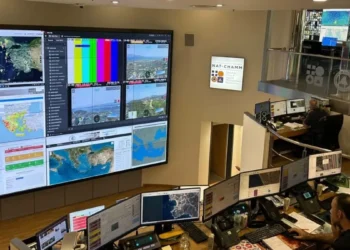 Στο «war room» της Πολιτικής Προστασίας: Πώς ελέγχουν τις πυρκαγιές σε όλη τη χώρα