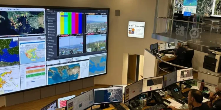 Στο «war room» της Πολιτικής Προστασίας: Πώς ελέγχουν τις πυρκαγιές σε όλη τη χώρα