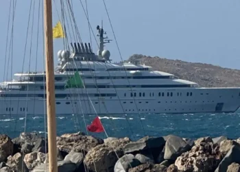 Πάρος: Έδεσε  σούπερ γιότ Σεΐχη στη Νάουσα